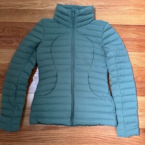 Lululemon green insulated jacket. With detachable hood. Pack it down jacket